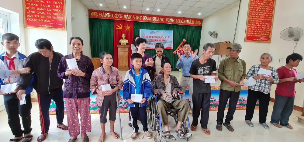 Tặng quà những gia đình khó khăn tại Quảng Bình và Quảng Trị ảnh 2 Tặng quà những gia đình khó khăn tại Quảng Bình và Quảng Trị ảnh 2