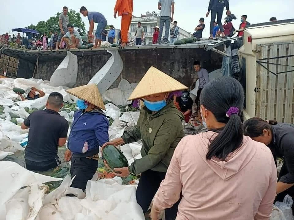 Người dân thu gom, mua hộ dưa cho tài xế gặp nạn