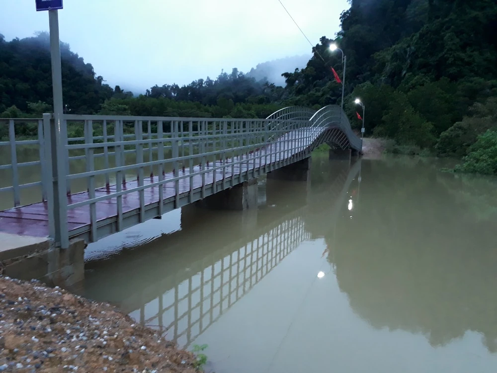 Cầu Pa Nun giúp người Rục thoát lũ ở ngầm Pa Nun