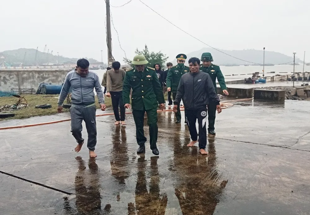 8 thuyền viên bị nạn được đưa vào bờ tránh rét