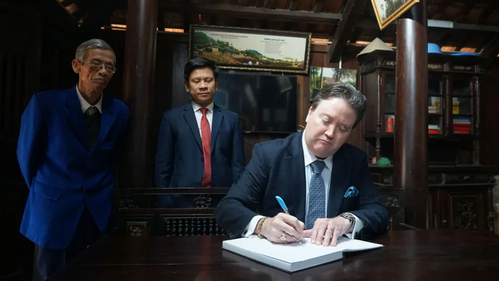 Ngài Đại sứ Hoa Kỳ tại Việt Nam viết lưu bút tại Nhà lưu niệm Đại tướng Võ Nguyên Giáp ở Lệ Thủy Đoàn công tác Hoa Kỳ và lãnh đạo Quảng Bình tặng quà, chụp ảnh lưu niệm với trẻ mầm non