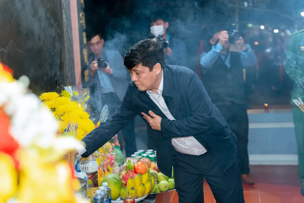 Các đại biểu dâng hương tại đài tưởng niệm Thanh Trạch, Bố Trạch Các đại biểu dâng hương tại đài tưởng niệm Thanh Trạch, Bố Trạch