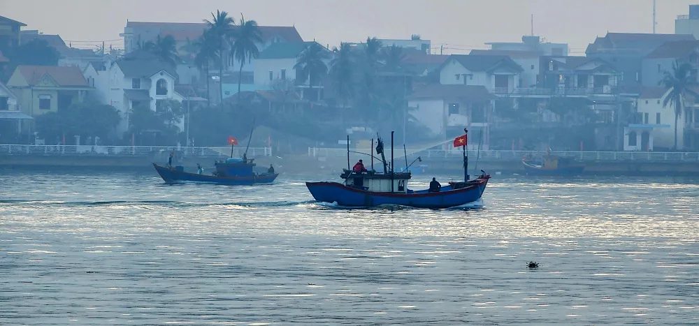 Thuyền nổ máy ngược xuôi sông Nhật Lệ Thuyền nổ máy ngược xuôi sông Nhật Lệ
