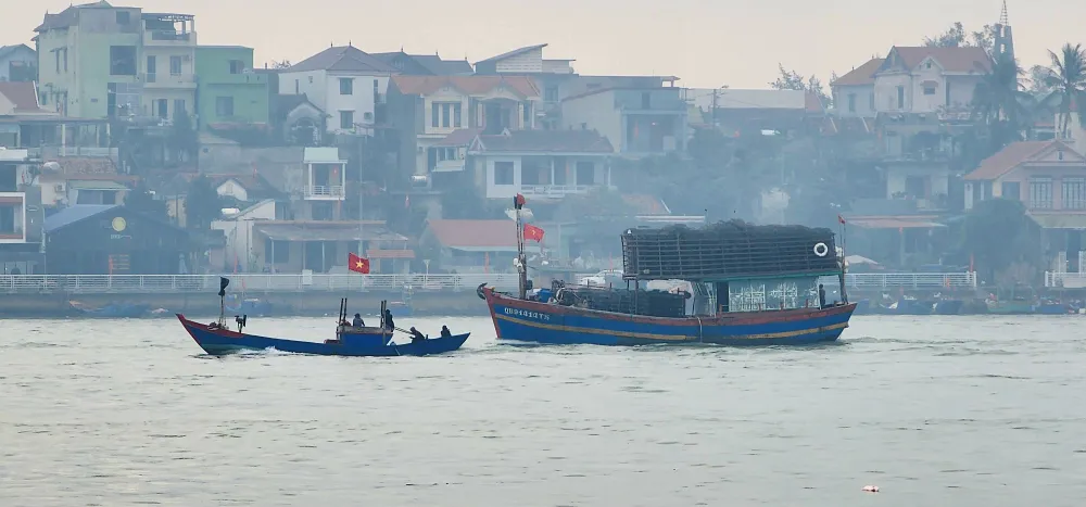 Tàu lớn tàu nhỏ mở biển ngày 1 Tết Quý Mão 2023 Tàu lớn tàu nhỏ mở biển ngày 1 Tết Quý Mão 2023