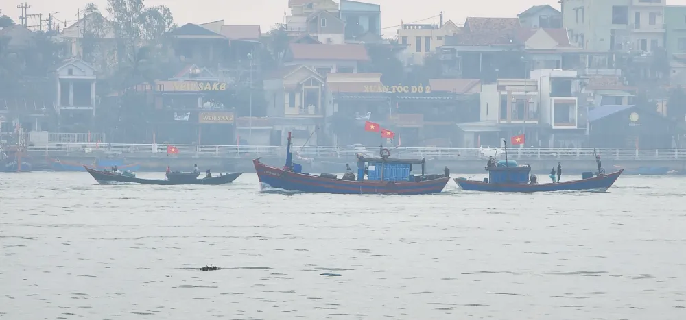 Mùng 1 tết thời tiết không mưa, ngư dân Bảo Ninh dong thuyền ra cửa biển Nhật Lệ Mùng 1 tết thời tiết không mưa, ngư dân Bảo Ninh dong thuyền ra cửa biển Nhật Lệ