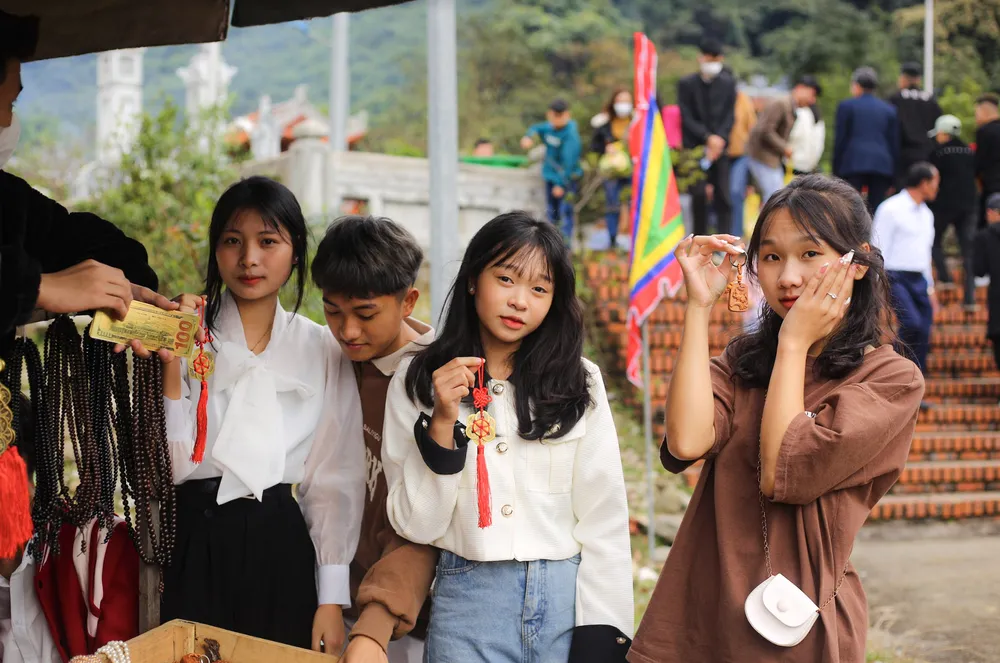 Du khách trước đền Công chúa Liễu Hạnh Du khách trước đền Công chúa Liễu Hạnh