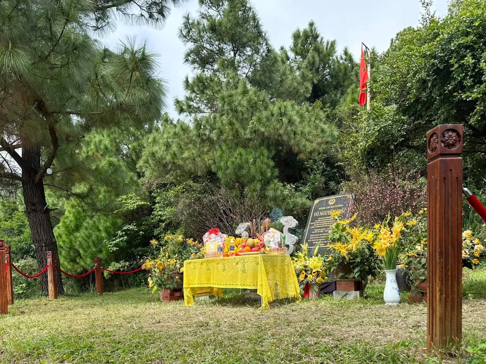 Mộ Đại tướng Võ Nguyên Giáp ngày xuân Mộ Đại tướng Võ Nguyên Giáp ngày xuân