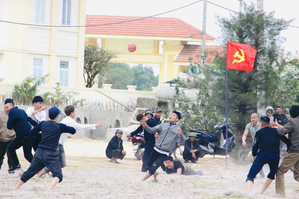 Hội cù huyên náo