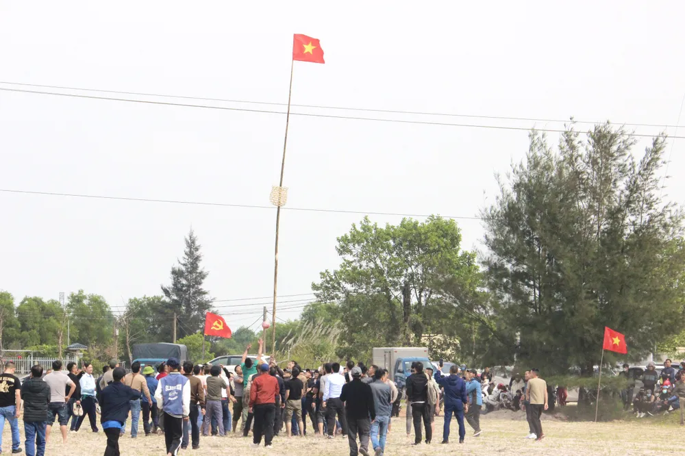 Ném cù lên giỏ tre