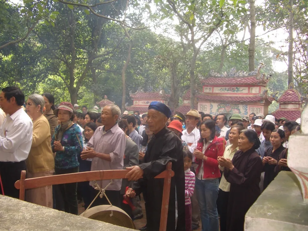 Trước khi tôn tạo, người dân trong vùng Quảng Trạch hành lễ đền Thánh Mẫu Liễu Hạnh dưới tán cây rợp bóng Trước khi tôn tạo, người dân trong vùng Quảng Trạch hành lễ đền Thánh Mẫu Liễu Hạnh dưới tán cây rợp bóng