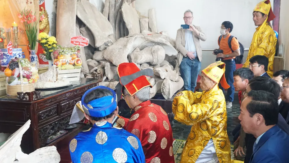 Lễ cúng trong đền cá Ông cá Bà Lễ cúng trong đền cá Ông cá Bà