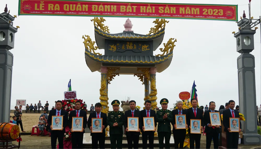 Tặng cờ Tổ quốc và ảnh Bác Hồ cho ngư dân Tặng cờ Tổ quốc và ảnh Bác Hồ cho ngư dân