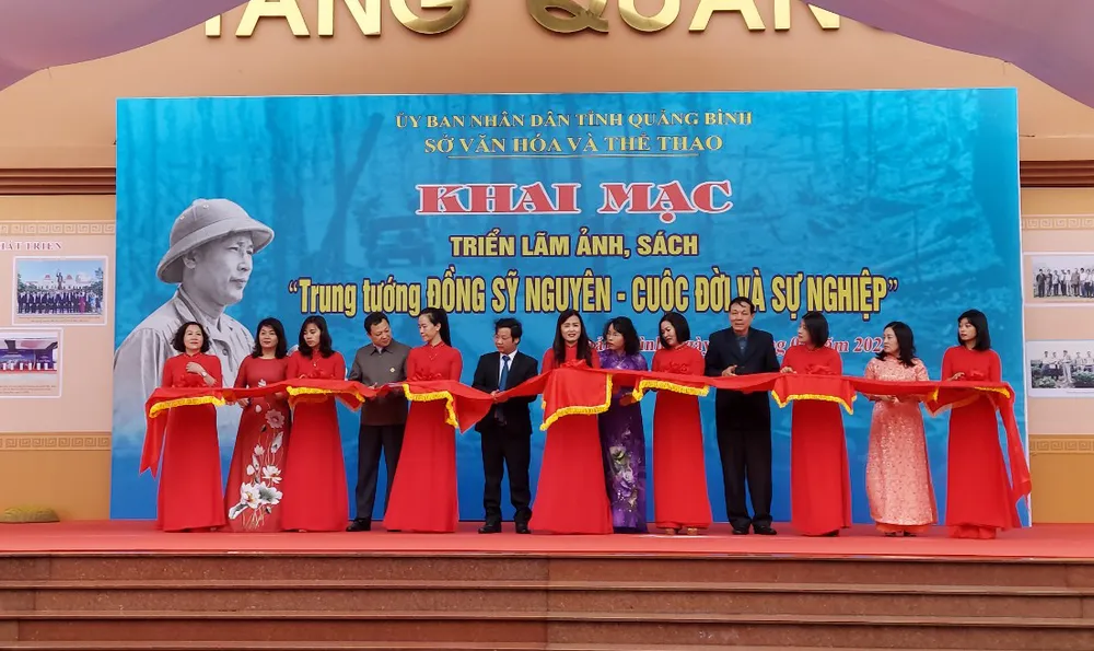 Khai mạc triển lãm sách ảnh Trung tướng Đồng Sỹ Nguyên Khai mạc triển lãm sách ảnh Trung tướng Đồng Sỹ Nguyên