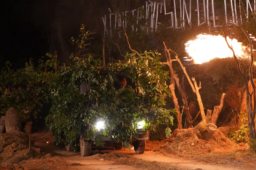 Cảnh xe đi trên đường Trường Sơn trong lửa đạn được tái hiện Cảnh xe đi trên đường Trường Sơn trong lửa đạn được tái hiện