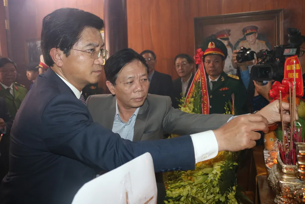 Lãnh đạo thị xã Ba Đồn dâng hương trên trang thờ Lãnh đạo thị xã Ba Đồn dâng hương trên trang thờ