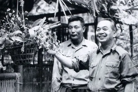 Đại tướng Võ Nguyên Giáp và Trung tướng Đồng Sỹ Nguyên trên đường Trường Sơn. Ảnh tư liệu