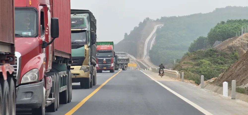 Xe máy chạy trên đường cao tốc Xe máy chạy trên đường cao tốc