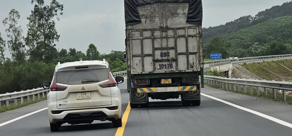 Xe ô tô con vượt ẩu Xe ô tô con vượt ẩu