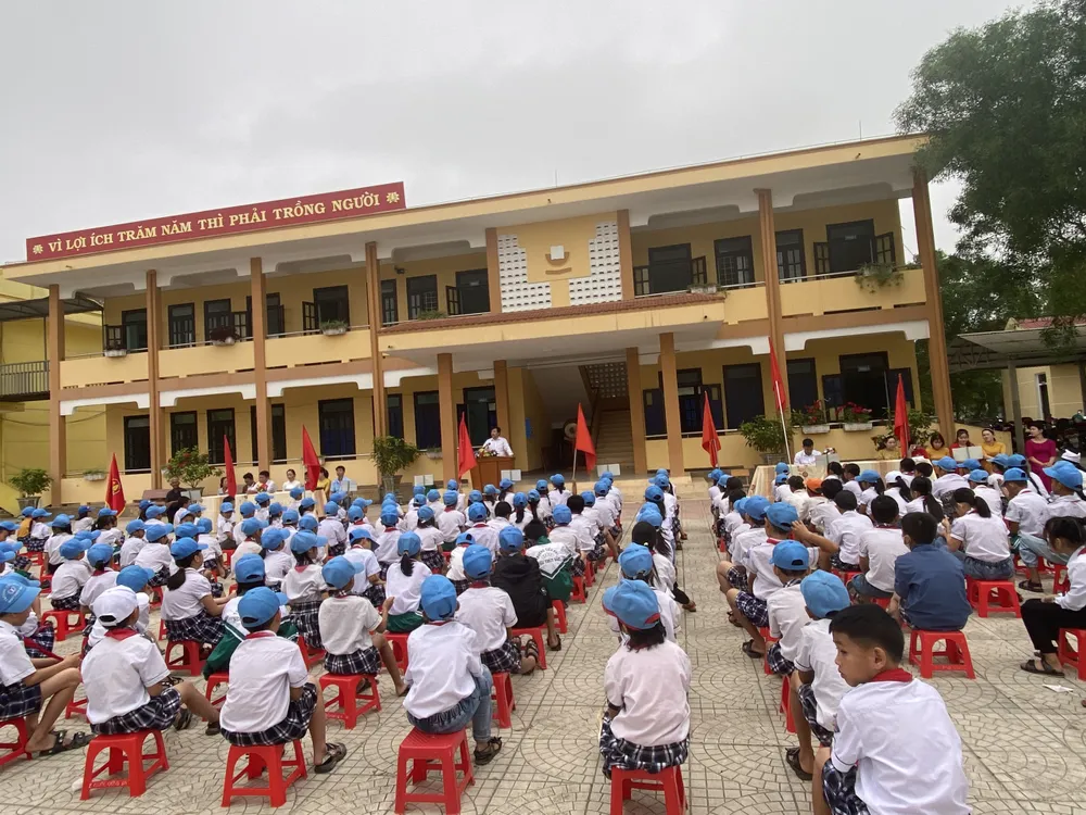 Buổi chào cờ sáng 10-4, Hiệu trưởng Phan Anh Tuấn xin lỗi học sinh, thầy cô giáo, ban đại diện cha mẹ học sinh