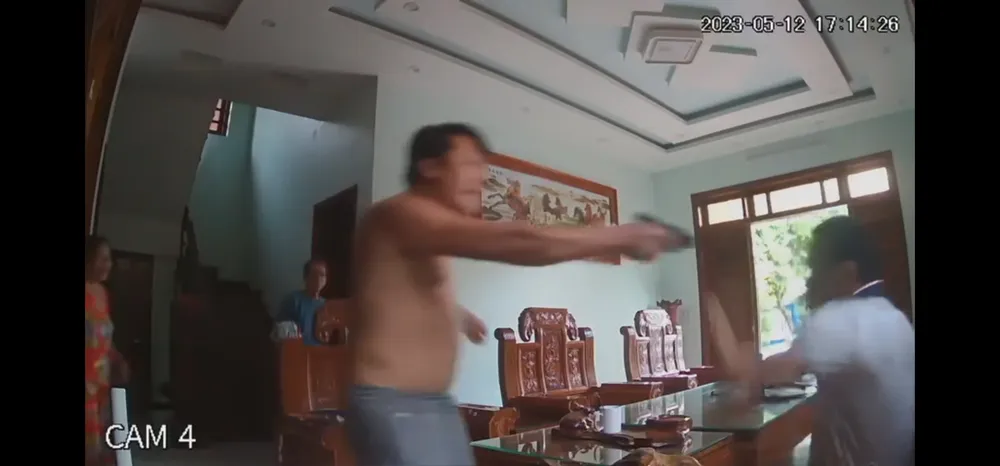 Dí súng vào chủ nhà