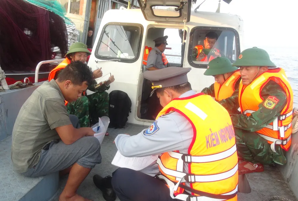 Kiểm tra quy trình khai thác của ngư dân trên biển Quảng Bình Kiểm tra quy trình khai thác của ngư dân trên biển Quảng Bình