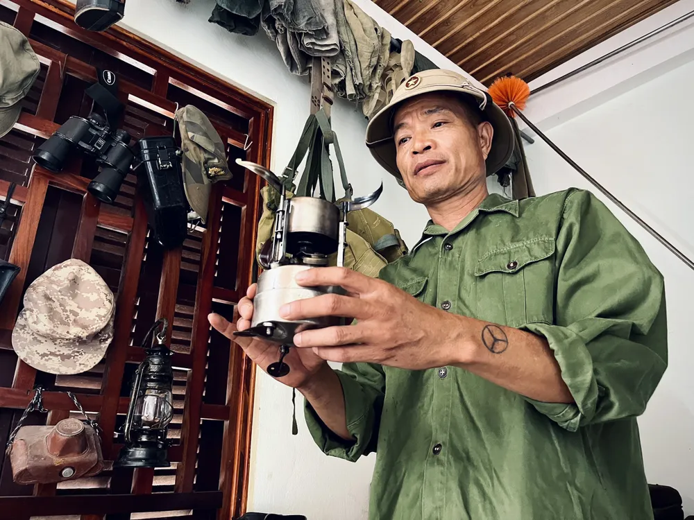 Ông Hồng với các kỷ vật hơn 10 năm sưu tầm Ông Hồng với các kỷ vật hơn 10 năm sưu tầm