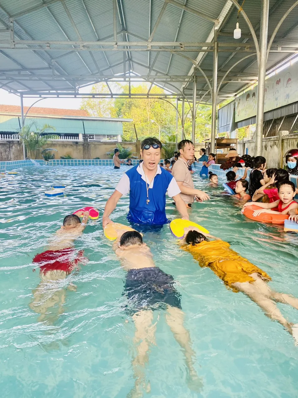 Năm nào nhà trường cũng bố trí dạy bơi miễn phí cho các em học sinh Năm nào nhà trường cũng bố trí dạy bơi miễn phí cho các em học sinh