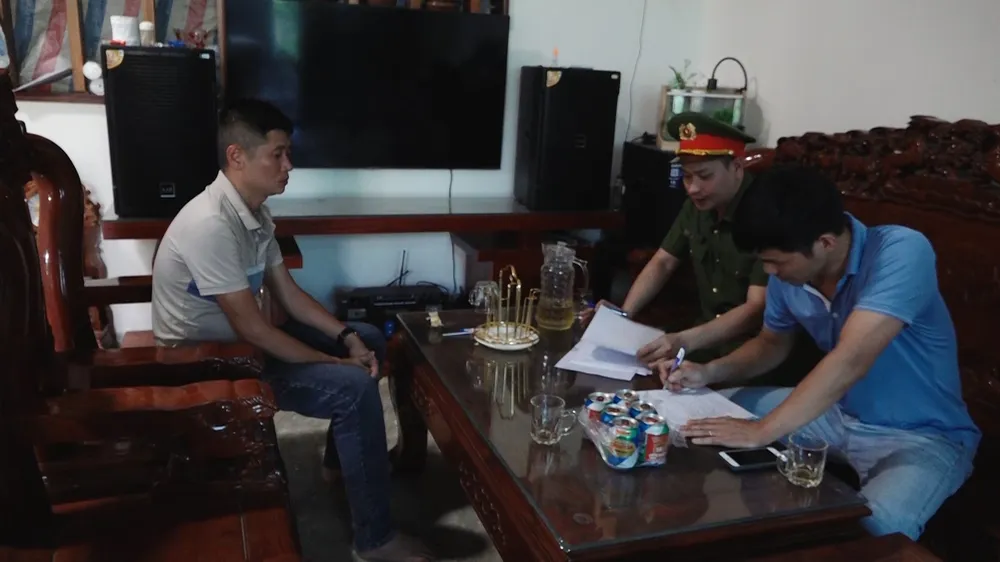 Công an làm việc với một trong số các đối tượng đánh bạc