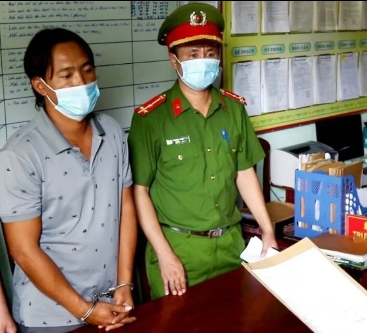 Phan Sinh Thành (trái) bị cơ quan công an khởi tố tháng 11-2021