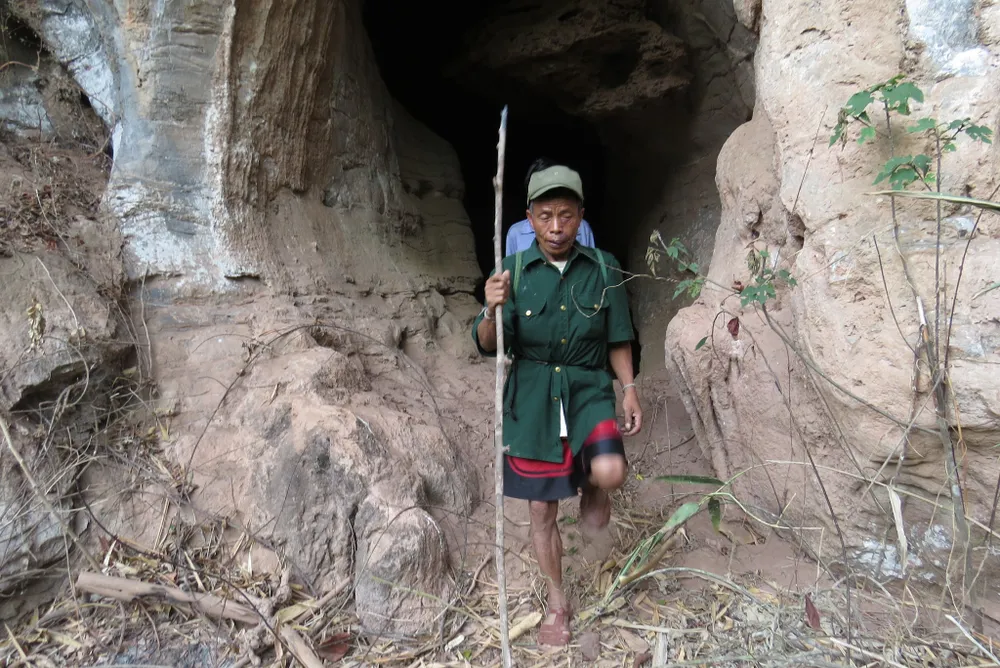 Người dân thiểu số trong một hang động ở Phong Nha - Kẻ Bàng Người dân thiểu số trong một hang động ở Phong Nha - Kẻ Bàng