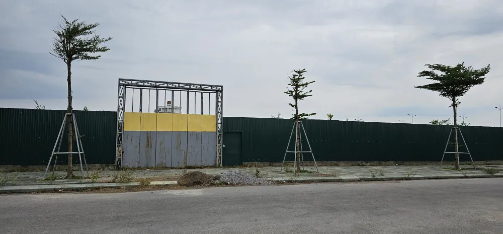 Nhiều dự án quây rào xong không xây dựng khiến đất đai bỏ hoang