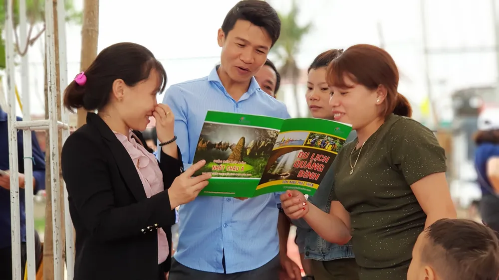 Người dân tìm hiểu về du lịch Quảng Bình Người dân tìm hiểu về du lịch Quảng Bình