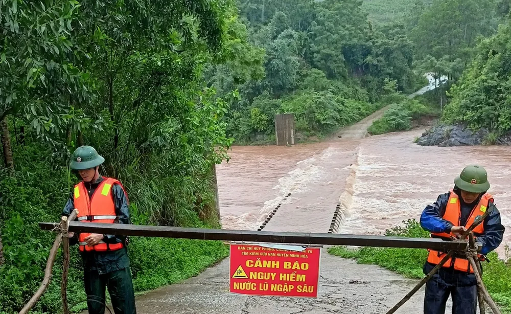 Bộ đội biên phòng cảnh báo nguy hiểm ngầm tràn Bộ đội biên phòng cảnh báo nguy hiểm ngầm tràn