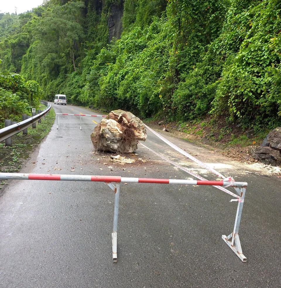 Đá lớn rơi trên tuyến đường du lịch suối nước Moọc