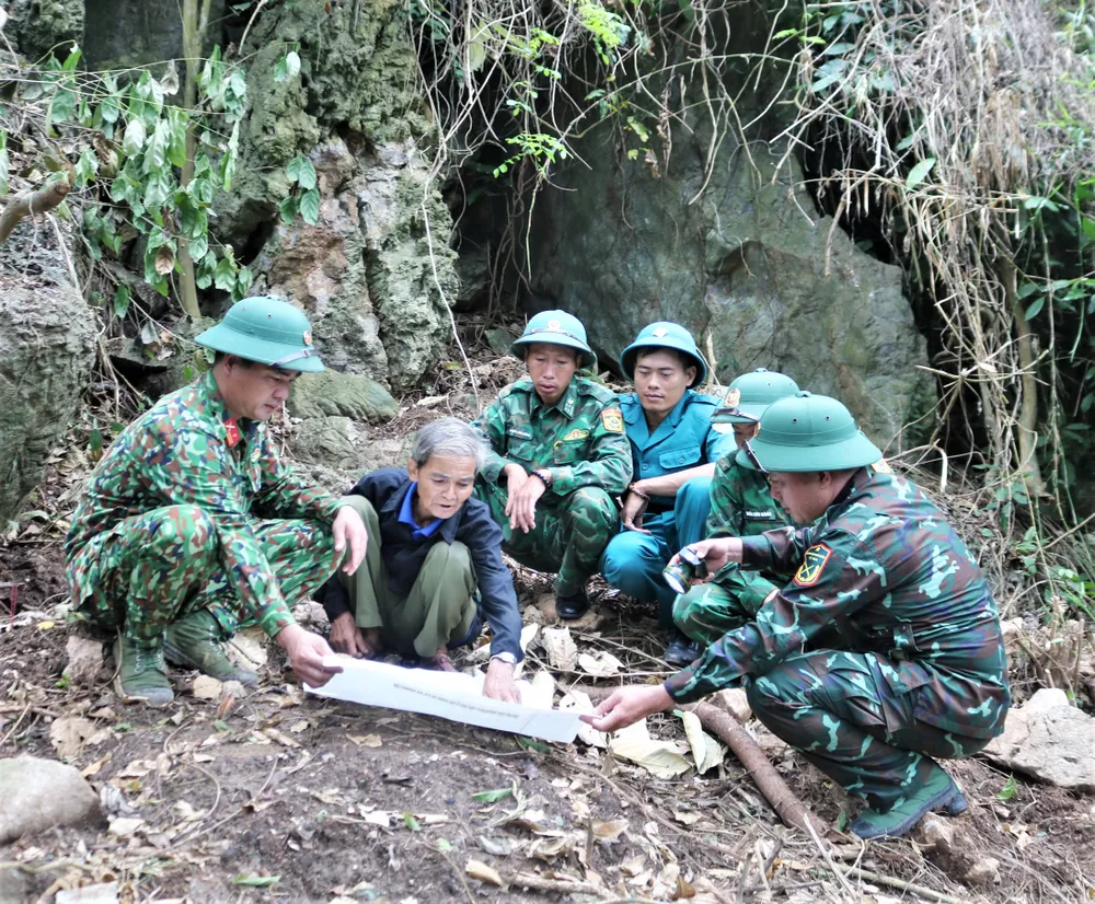 Già làng Hồ Văn Som cung cấp thông tin hài cốt liệt sĩ cho đội tìm kiếm Già làng Hồ Văn Som cung cấp thông tin hài cốt liệt sĩ cho đội tìm kiếm