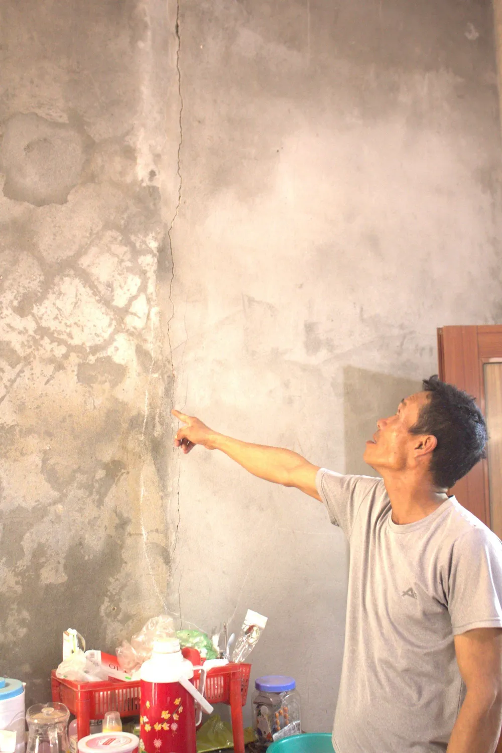 Tường nhà ông Long bị nứt