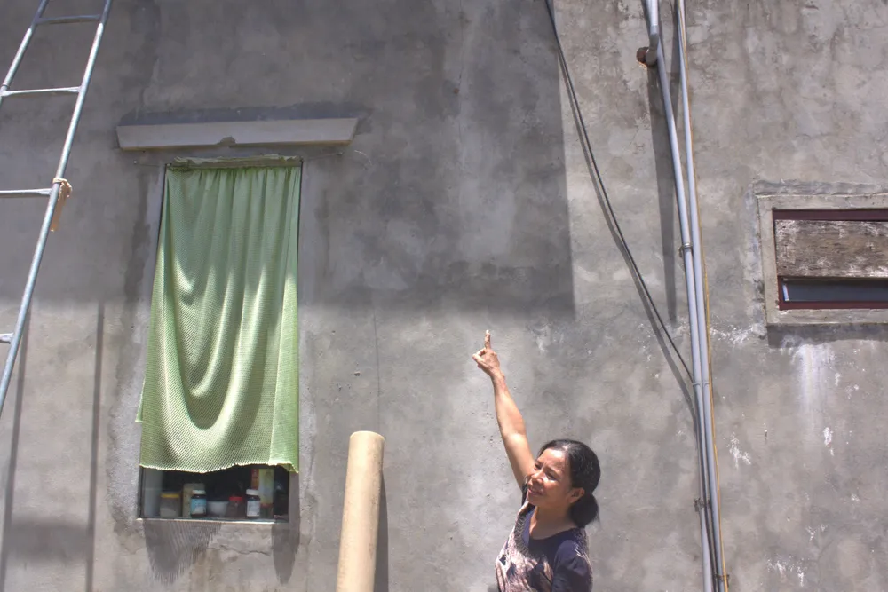 Nhà dân nứt phải đắp lại xi măng