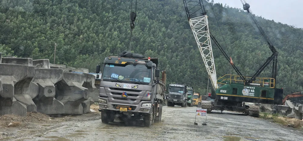 Thi công công trình đê chắn sóng Thi công công trình đê chắn sóng