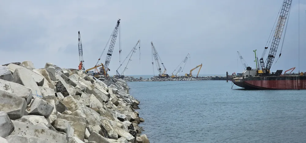 Thi công đê chắn sóng Thi công đê chắn sóng