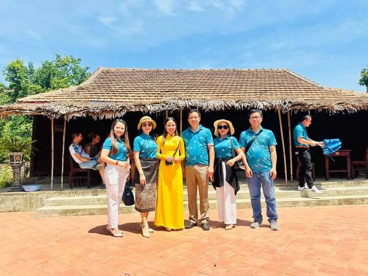 Du khách Lào thăm viếng nhà lưu niệm Đại tướng Võ Nguyên Giáp