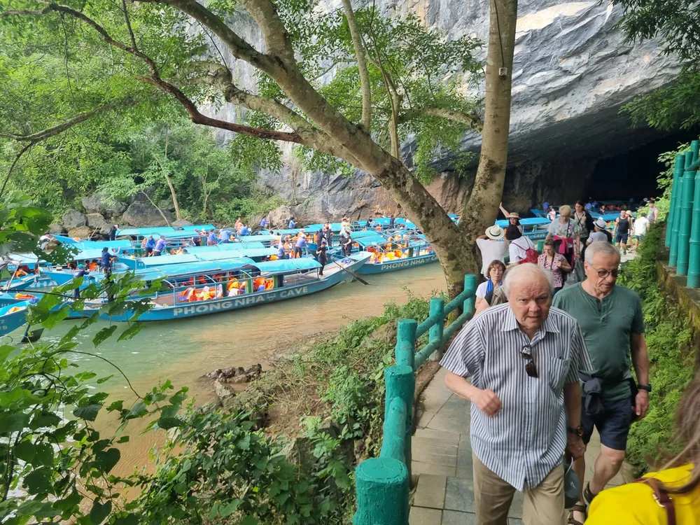 Du khách tham quan động Phong Nha dịp lễ