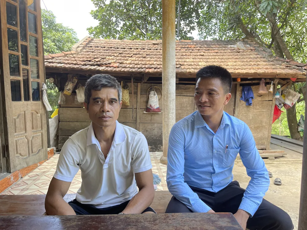 Chủ tịch UBND xã Trường Sơn (phải) động viên hộ dân hiến đất làm đường Chủ tịch UBND xã Trường Sơn (phải) động viên hộ dân hiến đất làm đường