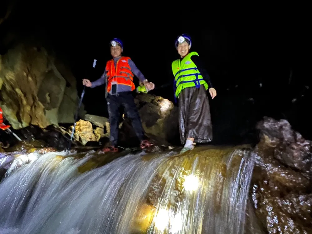 Một thác nước trong hang Sơn Nữ Một thác nước trong hang Sơn Nữ