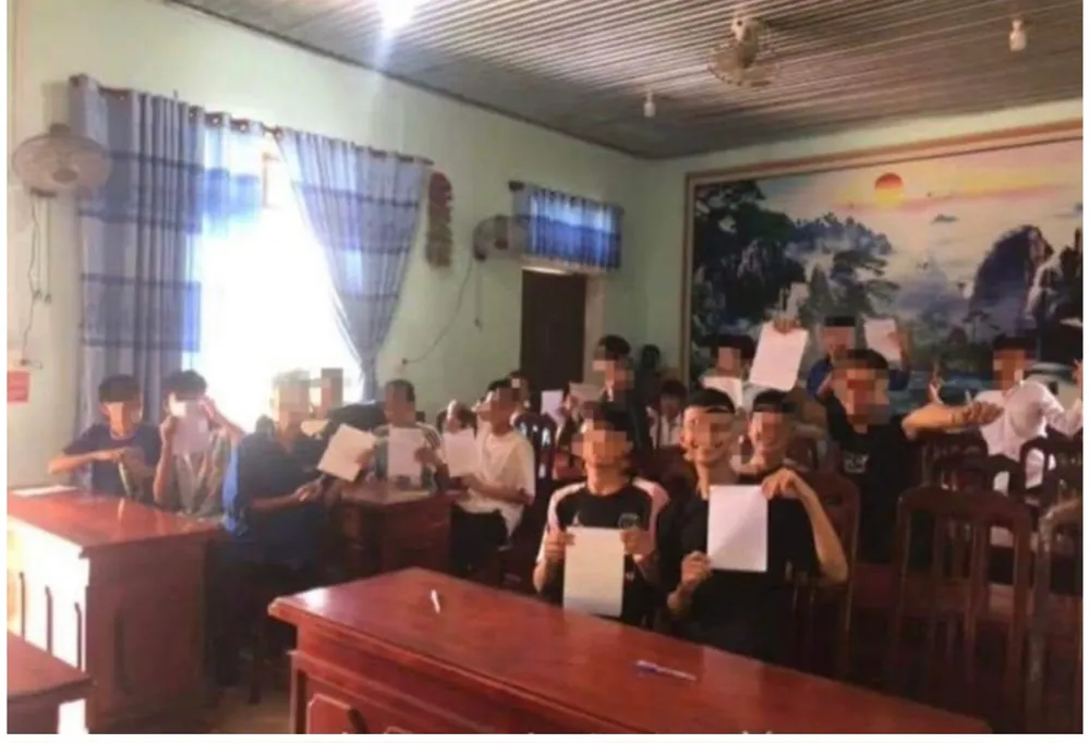 Trường THCS Hưng Thủy cho các học sinh viết kiểm điểm vì hành hung bạn học. Sau đó các cháu chụp ảnh đưa bản kiểm điểm như "thành tích" tốt nghiệp cấp 2. Trường THCS Hưng Thủy cho các học sinh viết kiểm điểm vì hành hung bạn học. Sau đó các cháu chụp ảnh đưa bản kiểm điểm như "thành tích" tốt nghiệp cấp 2.