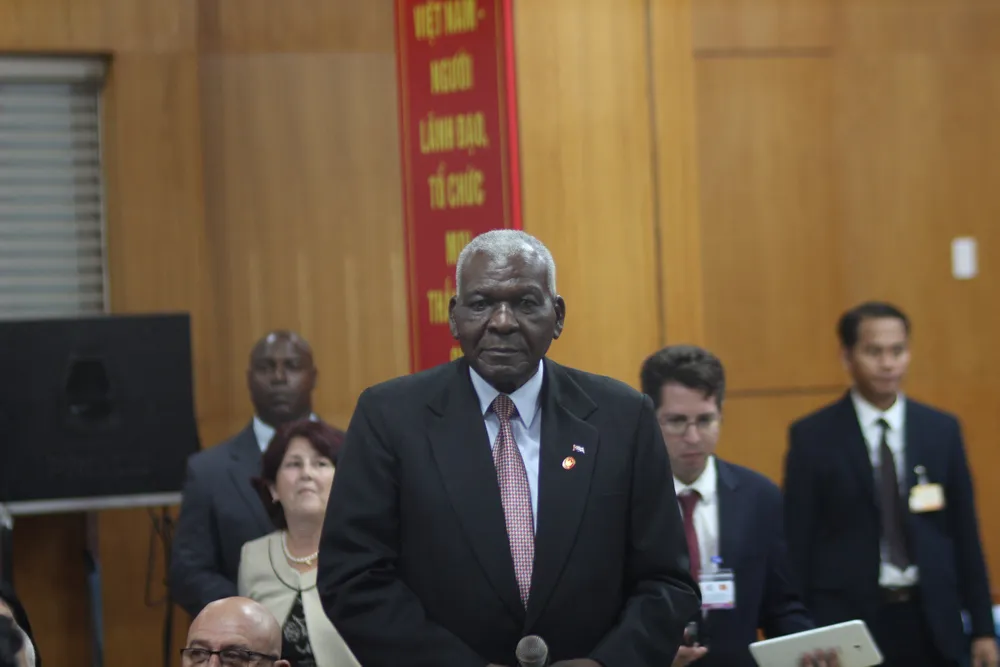 Ông Esteban Lazo Hernández phát biểu với nhân viên Bệnh viện Hữu nghị Việt Nam - Cuba Đồng Hới