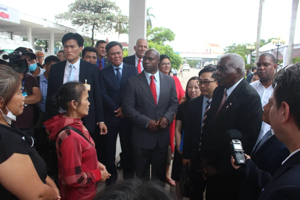 Thăm hỏi các bệnh nhân điều trị tại Bệnh viện Hữu nghị Việt Nam - Cuba Đồng Hới