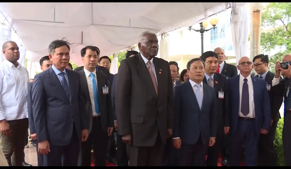 Đoàn công tác tưởng niệm lãnh tụ Fidel Castrol tại Bệnh viện Hữu nghị Việt Nam-Cuba Đồng Hới