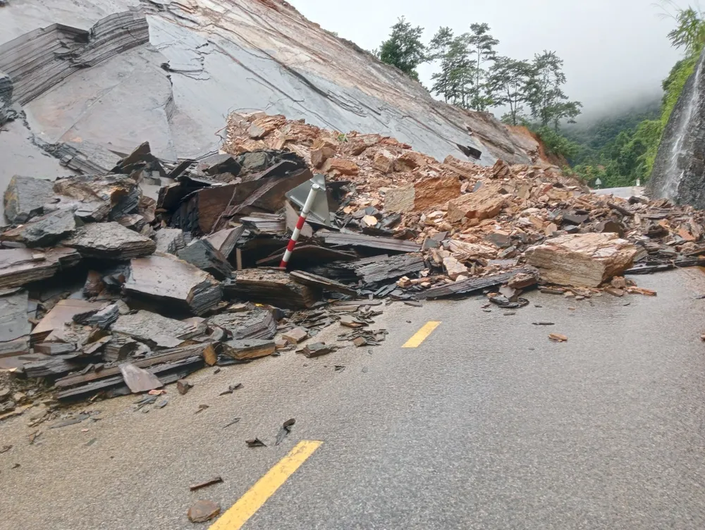 Sạt lở tại Quốc lộ 9B qua bản Chút Mút Sạt lở tại Quốc lộ 9B qua bản Chút Mút