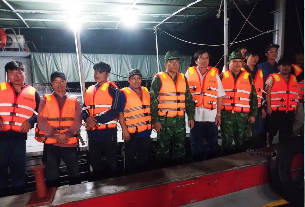 Các ngư dân được cứu sống Các ngư dân được cứu sống