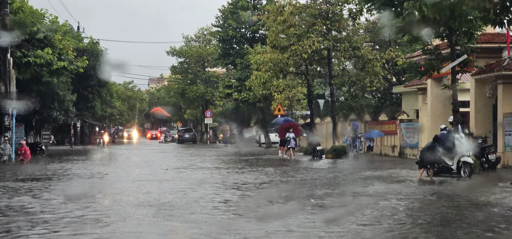Đường Hai Bà Trưng bị ngập nặng Đường Hai Bà Trưng bị ngập nặng